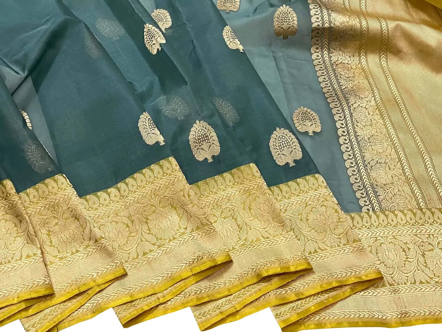 Exquisite Green Banarasi Handloom Pure Kora Silk Saree