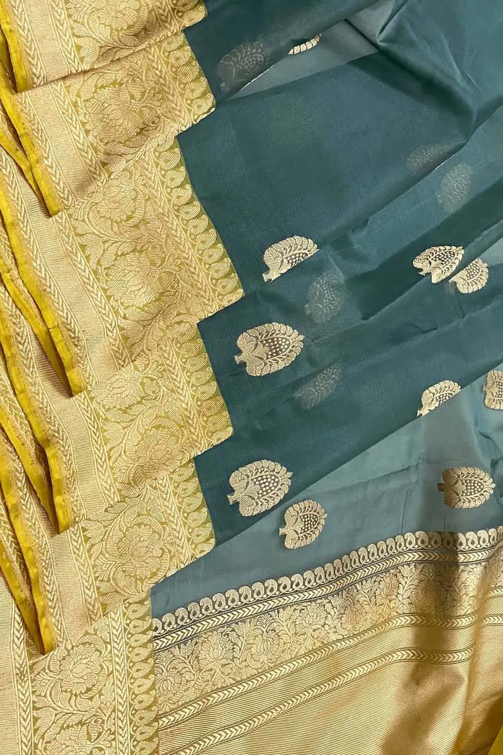 Exquisite Green Banarasi Handloom Pure Kora Silk Saree
