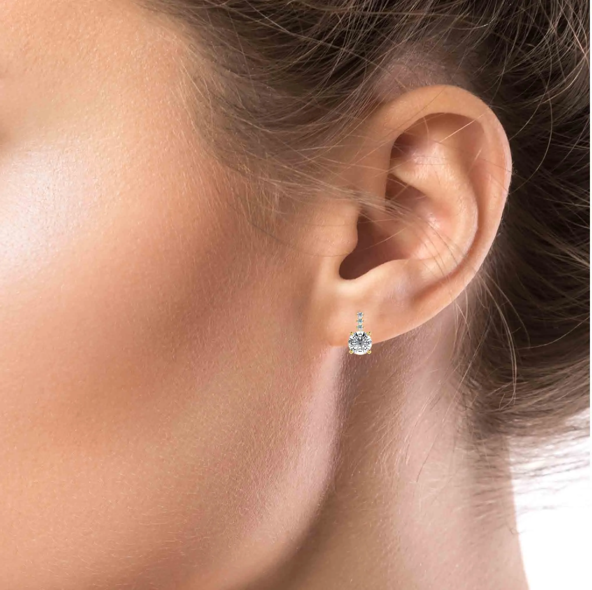 Exquisite Round Diamond Stud Earring