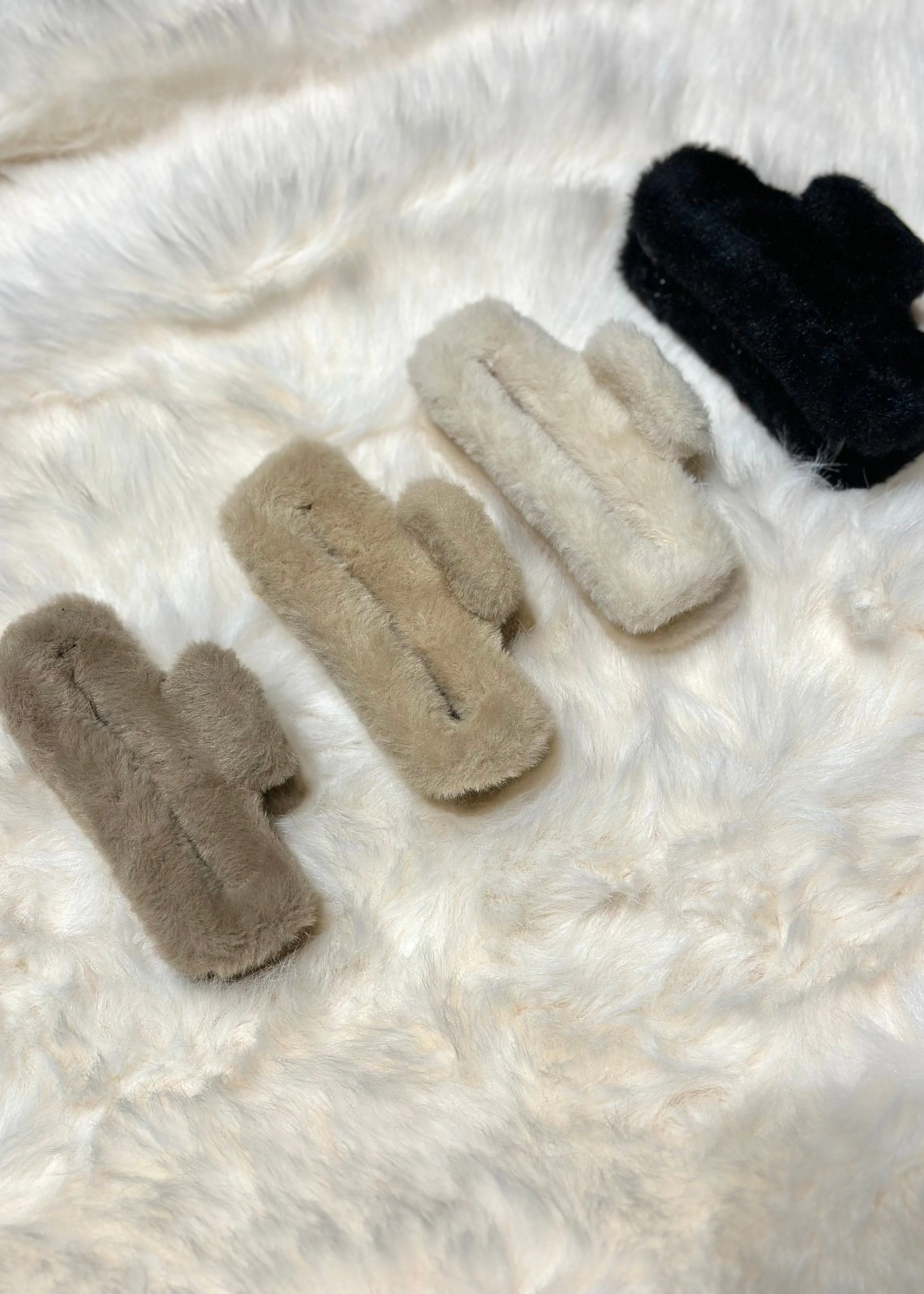 Farah Fluffy Claw Clips