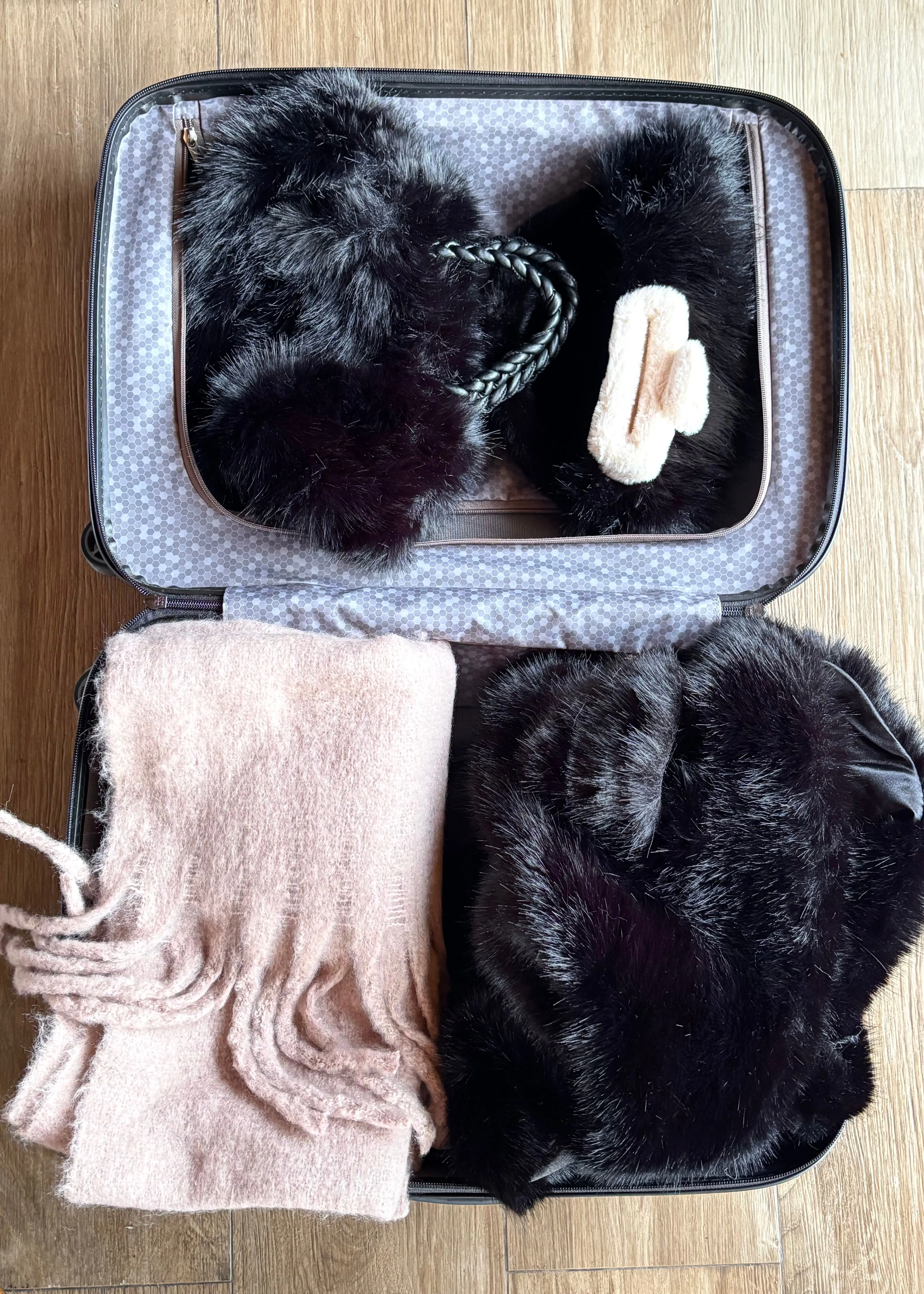 Farah Fluffy Claw Clips