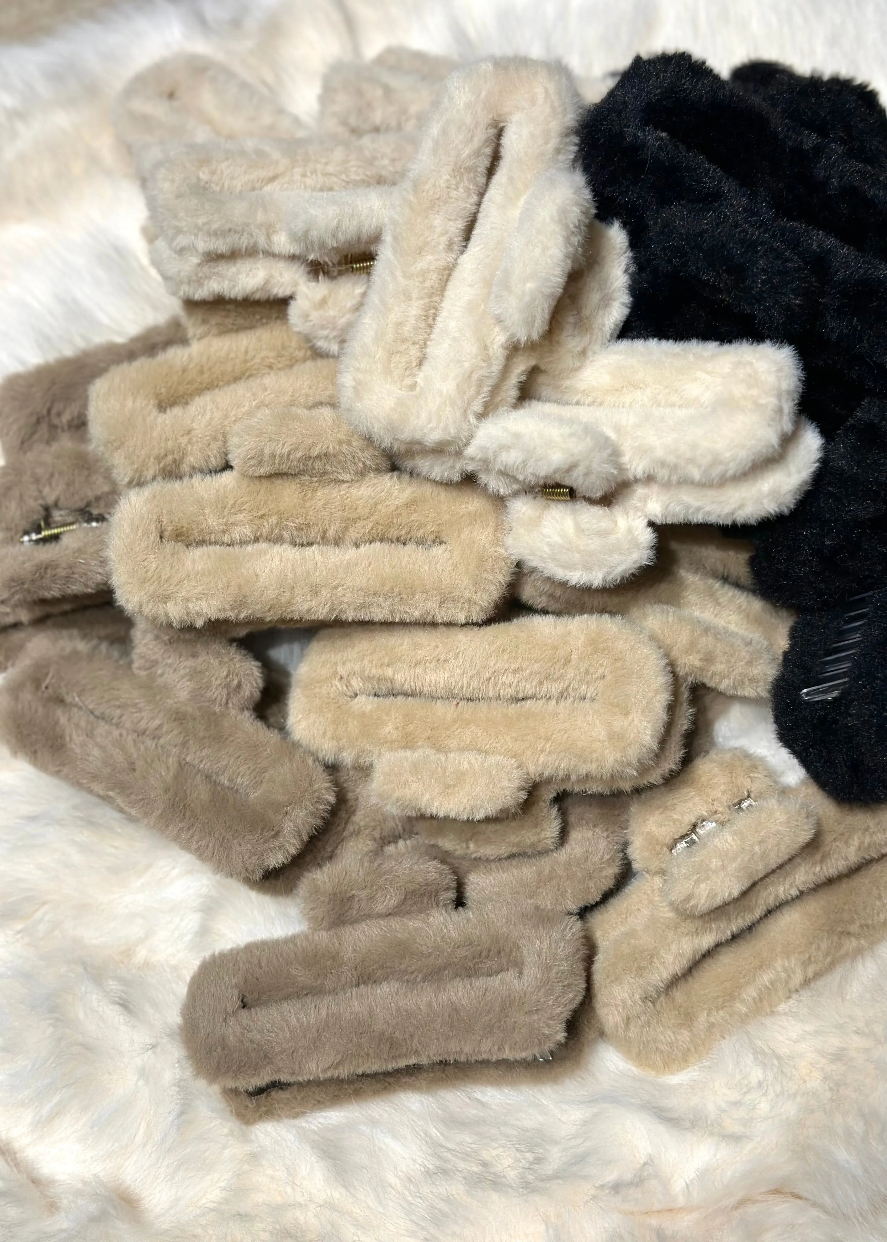 Farah Fluffy Claw Clips