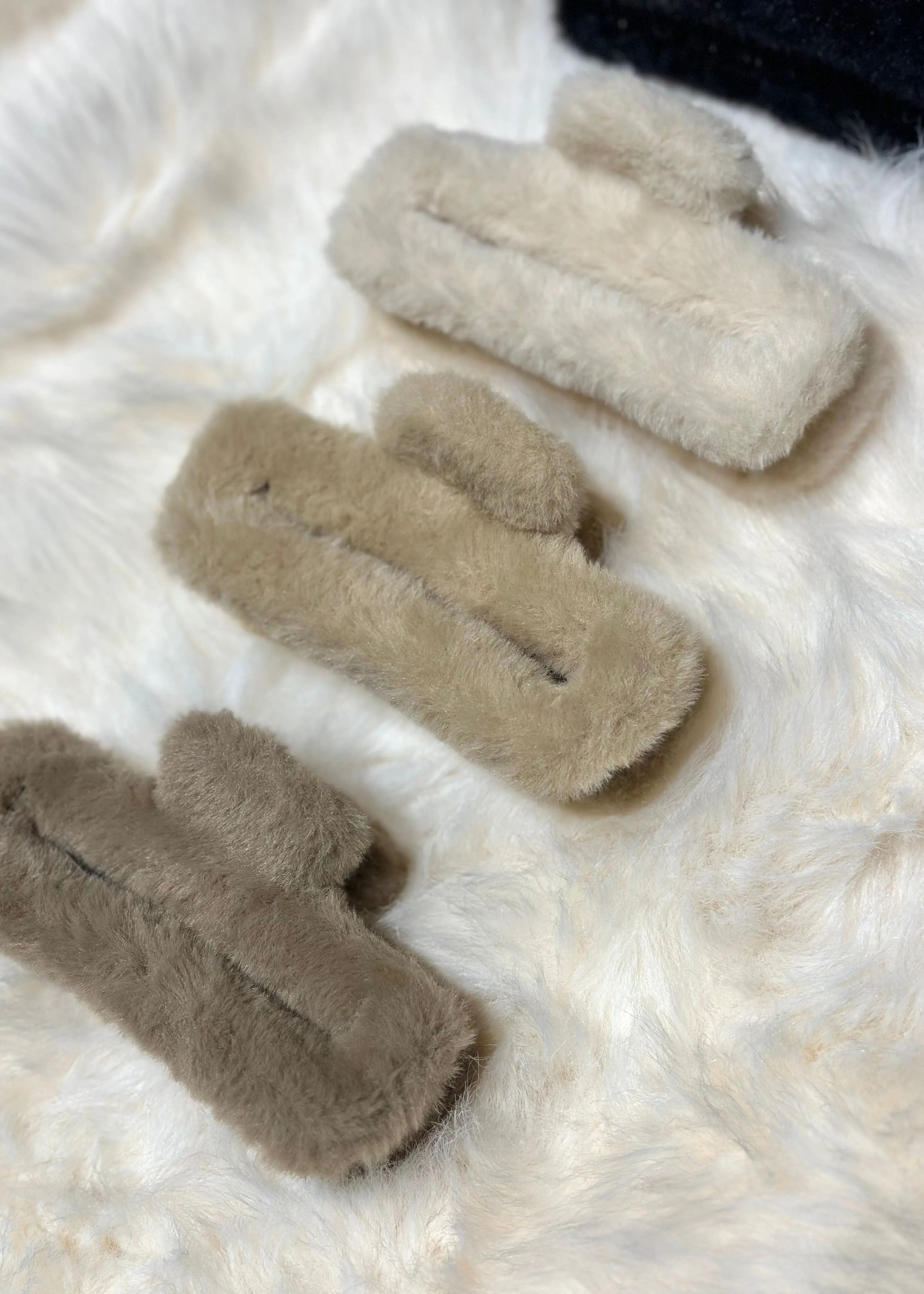 Farah Fluffy Claw Clips