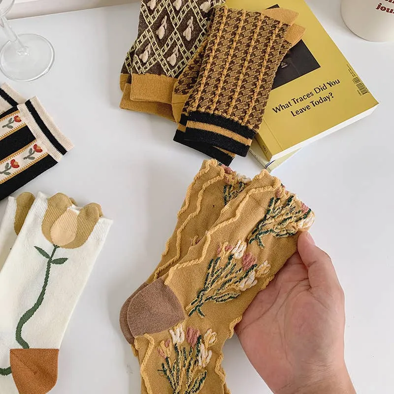 Vintage-Style Socks Featuring Exquisite Floral Design